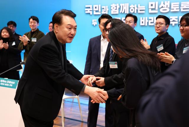 윤석열 대통령이 10일 경기 고양시 일산동구 고양아람누리에서 국민이 바라는 주택을 주제로 열린 국민과 함께하는 민생토론회에서 참석자와 인사하고 있다 사진연합뉴스