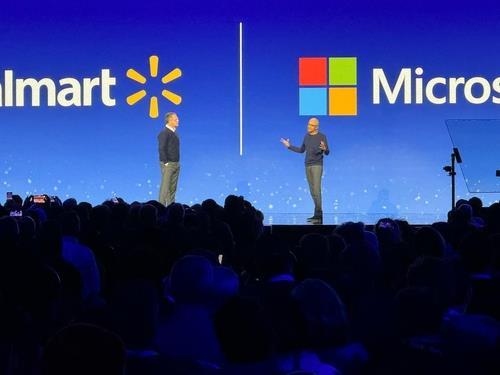 Satya Nadella Giám đốc điều hành của Microsoft MS bất ngờ xuất hiện trong bài phát biểu giới thiệu chatbot AI của Walmart của Giám đốc điều hành Walmart Doug McMillon tại CES 2024 ẢnhYonhap News
