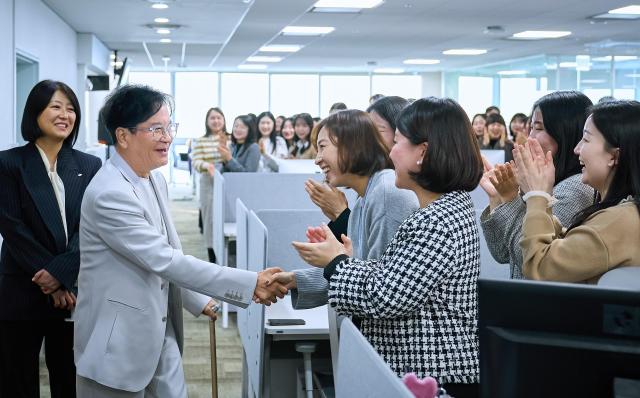 이재현 CJ그룹 회장이 지난 10일 서울 용산구에 위치한 CJ올리브영에 방문해 직원들을 격려하고 있다 사진CJ그룹