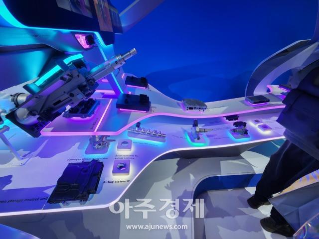 CES 2024 보쉬 부스에 전시된 센서 배터리팩 등 부품들이 전시돼 있다 사진권가림 기자