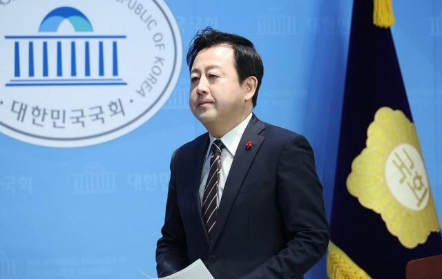 김용남 전 새누리당 의원이 12일 국회에서 탈당 및 개혁신당 합류 기자회견을 진행하고 있다 사진연합뉴스