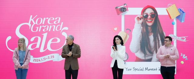 Bộ trưởng Bộ Văn hóa Thể thao và Du lịch Yoo In-chon thứ hai từ trái sang và Chủ tịch Ủy ban Du lịch Hàn Quốc Lee Boo-jin thứ ba từ trái sang tại lễ khai mạc Korea Grand Sale 2024 được tổ chức tại OnDream Society ở Jung-gu Seoul vào sáng ngày 1112024 ẢnhYonhap News