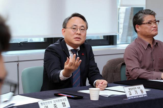 고기동 행정안전부 차관이 12일 오후 전북 전주시 한국소리문화의전당을 찾아 오늘 18일로 예정된 전북특별자치도 출범식 준비상항을 청취하고 향후 지원사항에 관한 의견을 나누고 있다 사진행안부