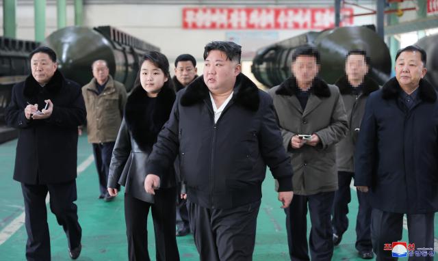 김정은 북한 국무위원장이 대륙간탄도미사일ICBM 발사대 생산 공장을 둘러보고 있다 사진연합뉴스