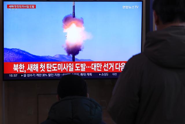 북한이 동해상으로 미상의 탄도미사일을 발사한 14일 오후 서울역 대합실에서 시민들이 관련 보도를 보고 있다 사진연합뉴스