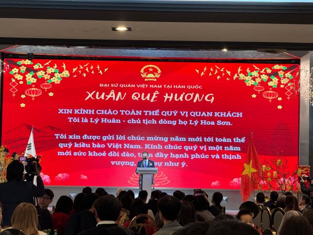 Ông Lý Huân - Chủ tịch dòng họ Lý Hoa Sơn phát biểu đầu chương trình ẢnhHoàng Phương Ly
