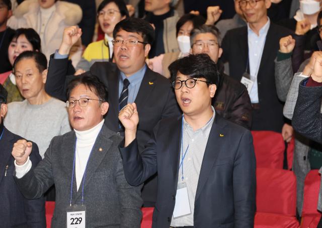 정의당 김준우 비상대책위원장과 배진교 원내대표가 14일 국회 의원회관에서 열린 제12차 정기 당대회에서 참석자들과 함께 님을 위한 행진곡을 제창하고 있다 사진연합뉴스