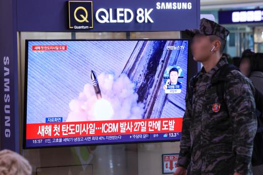 朝鲜向半岛东部海域发射疑似中远程弹道导弹