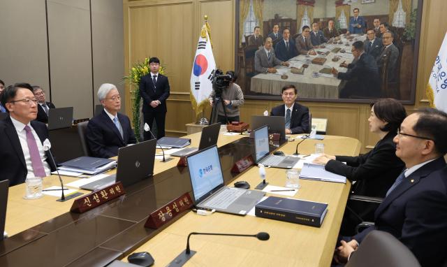 이창용 한국은행 총재가 11일 서울 중구 한국은행에서 금융통화위원회를 주재하고 있다 2024111 사진공동취재단