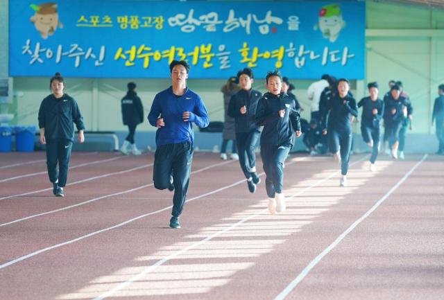 해남군에서 20232024 동계시즌 전지훈련이 한창인 가운데 대한민국 스포츠 미래를 이끌 국가대표 후보선수단과 꿈나무 선수단이 해남을 찾았다사진해남군