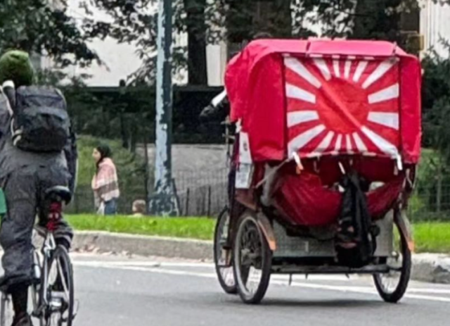 일본 전범기의 상징인 욱일기를 단 인력거가 뉴욕 곳곳에서 돌아다니고 있다 사진서경덕 SNS