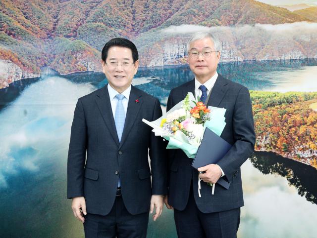 한국학호남진흥원 3대 원장에 홍영기 전 순천대교수가 취임했다 사진 왼쪽은 김영록 전남도지사 사진전라남도