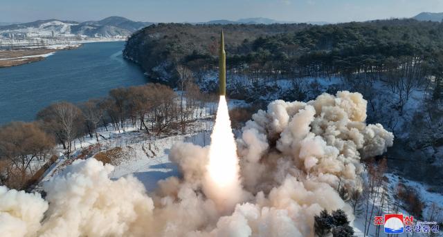 북한이 고체연료를 사용한 극초음속 중장거리 탄도미사일IRBM 시험 발사에 성공했다고 조선중앙통신이 15일 보도했다 사진연합뉴스