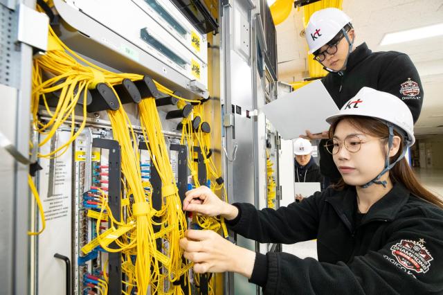대전광역시 중구 KT문화빌딩에서 KT 네트워크 전문가가 차세대 SDN 컨트롤러를 활용해 인터넷 네트워크 장비를 관리하고 있다 사진KT