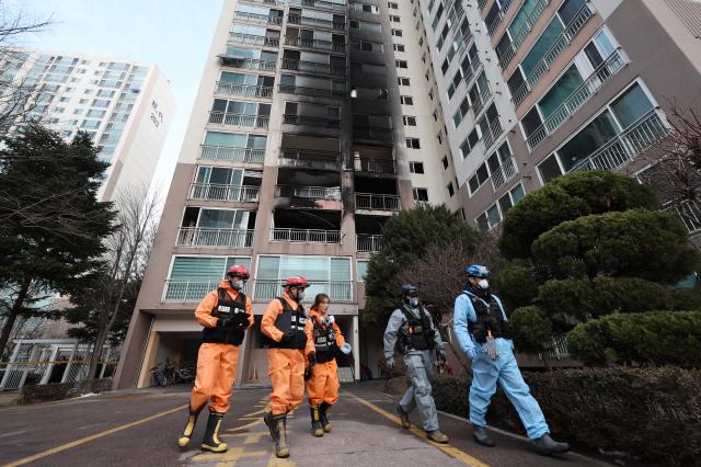 지난달 24일 새벽에 화재가 발생해 2명이 숨진 서울 도봉구의 한 고층 아파트에서 26일 경찰과 소방 당국이 합동 현장감식을 하고 있다 사진연합뉴스