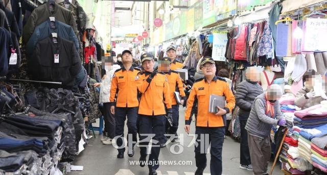 정남구 대구소방안전본부장은 서문시장과 서부시장을 찾아 화재 예방 지도에 나섰다 사진대구소방안전본부