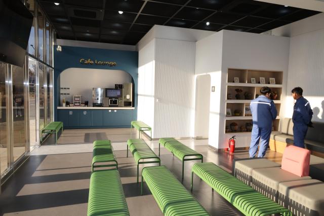 새롭게 단장한 포항제철소 통근버스 대합실 및 카페 라운지 모습 사진포항제철소
