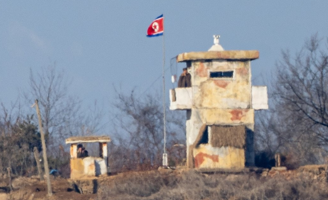 16일 경기도 파주시 자유로에서 바라본 북한군 초소에서 북한군이 경계 근무하고 있다 사진연합뉴스