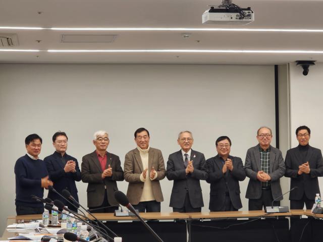 유인촌 문화체육관광부 장관이 16일 서울 종로구 국립현대미술관 서울관 대회의실에서 자전거 여행 관련 전문가를 만나 자전거 여행 문화 확산을 위한 의견을 나눈 뒤 기념촬영을 하고 있다 사진기수정 기자