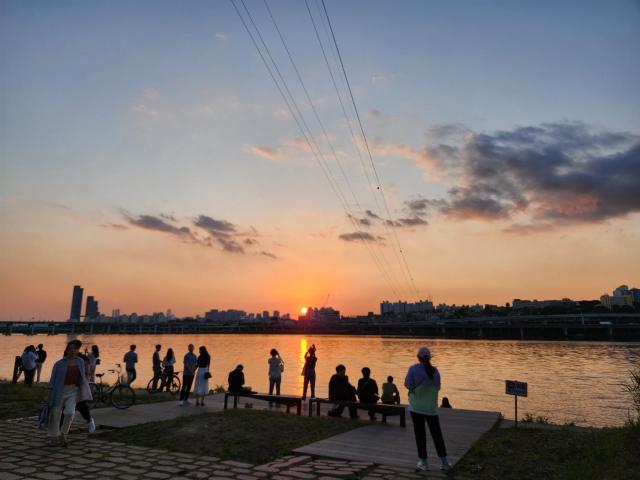 서울시는 17일 시민 누구나 걸어서 10분 안에 한강공원까지 갈 수 있도록 보행 접근시설을 확충하고 있다고 밝혔다  