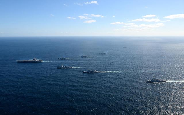 한·미 해군 및 일본 해상자위대는 15일부터 17일까지 제주 남방 공해상에서 해상훈련을 실시하고 있다 오른쪽 아래쪽부터 미국 해군 이지스구축함 키드함 미국 해군 순양함 프린스턴함 한국 해군 이지스구축함 세종대왕함 미국 해군 항공모함 칼빈슨함 일본 해상자위대 이지스구축함 콩고함 한국 해군 구축함 왕건함 미국 해군 이지스구축함 스터릿함사진합동참모본부