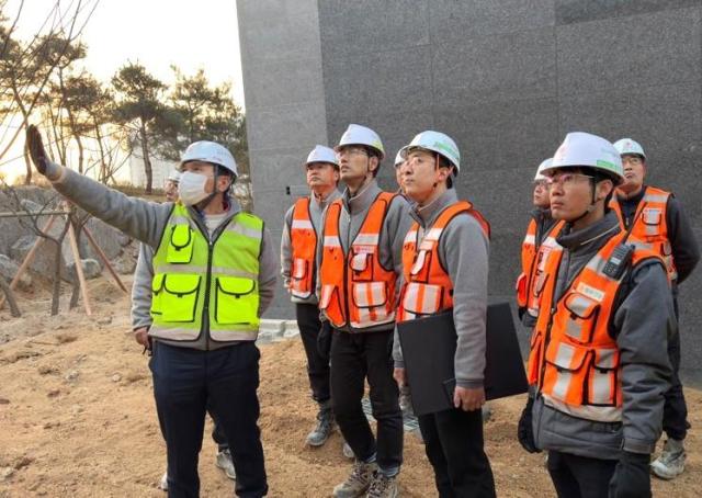 윤진오 동부건설 대표이사사진 왼쪽가 동절기 현장 안전점검을 실시하는 모습 사진동부건설
