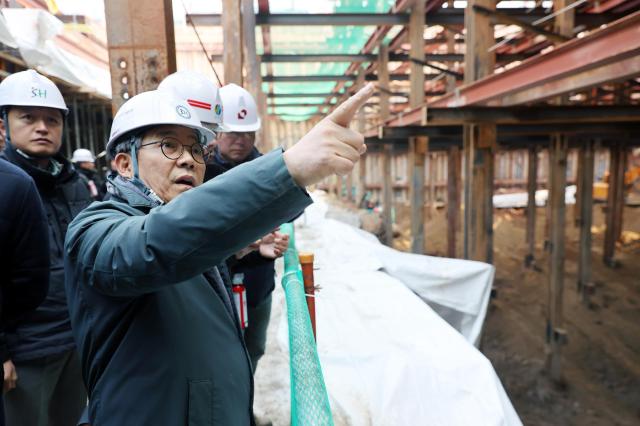 김헌동 사장 등 SH공사 관계자들이 ‘서울시 어울림플라자가칭’ 건설현장 안전관리 체계를 점검하고 있다