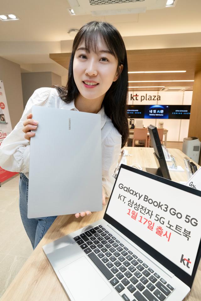 모델이 KT 매장에서 갤럭시북3 GO 5G를 소개하는 모습사진KT