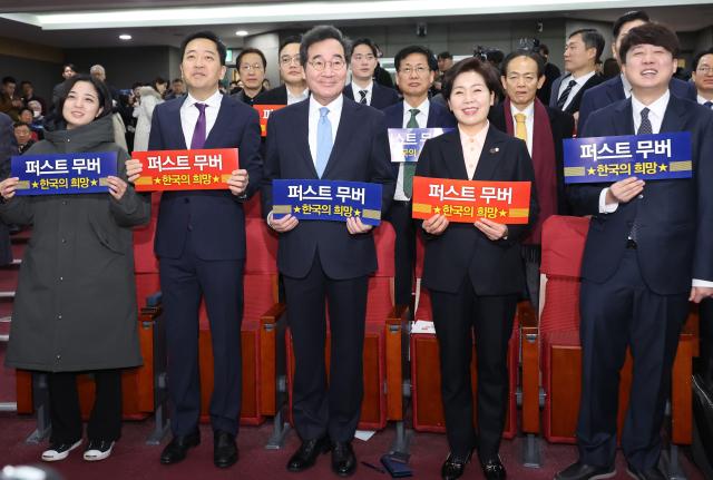  신당 창당을 추진 중인 이준석오른쪽부터 개혁신당 정강정책위원장과 양향자 한국의희망 대표 이낙연 전 국무총리 금태섭 새로운선택 공동 대표가 지난 9일 국회 의원회관에서 열린 양 대표의 출판기념회에서 단체 사진을 촬영하고 있다 사진연합뉴스