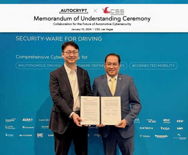Ông Kim Eui-seok Giám đốc điều hành của Autocrypt trái và ông Đỗ Ngọc Duy Trác CEO VinCSS chụp ảnh kỷ niệm sau khi ký kết hợp tác ẢnhVinCSS