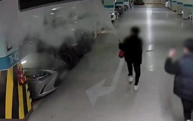 지하주차장서 소화기를 난사하는 중학생들 사진연합뉴스TV