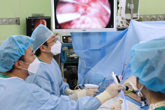 고창석 서울아산병원 위장관외과 교수왼쪽 두번째가 진행성 위암을 진단받은 고령 환자를 수술하고 있다 사진서울아산병원