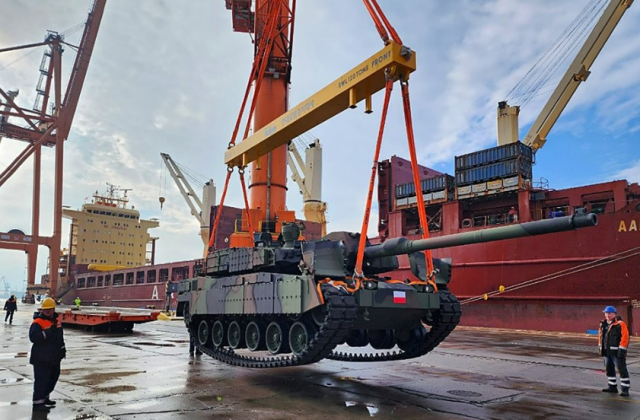 2023년 3월 폴란드 그드니아 항구에 도착한 K-2 전차 사진연합뉴스
