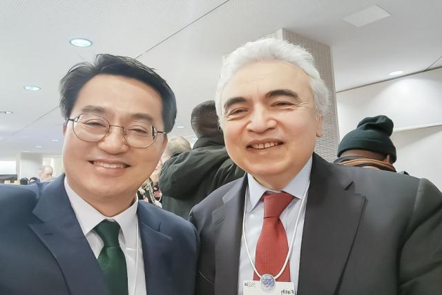 김동연 지사가 파티 비롤Fatih Birol 국제에너지기구IEA 사무총장과 기념사진을 찍고 있다 사진경기도