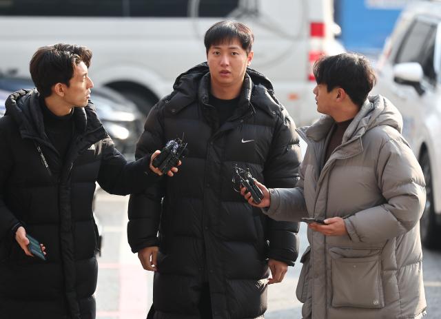 김하성씨샌디에이고 파드리스를 공갈 협박 및 명예훼손한 혐의를 받는 임혜동씨가 지난 12월 20일 오후 서울 강남경찰서에 조사를 받기 위해 출석하고 있다 사진연합뉴스