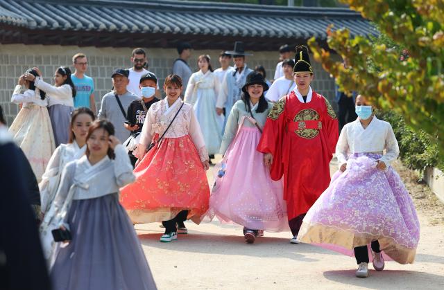 외국 관광객들이 지난해 9월 서울 경복궁에서 한복을 입고 궁궐을 거닐고 있다 사진연합뉴스