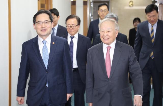 손경식 한국경영자총협회 회장오른쪽이 18일 서울 마포구 경총회관에서 한기정 공정거래위원회 위원장과 면담을 위해 이동하고 있다사진한국경영자총협회