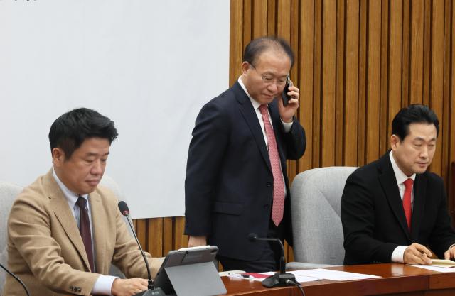  국민의힘 윤재옥 원내대표가 16일 국회에서 열린 원내대책회의에 참석하며 통화하고 있다