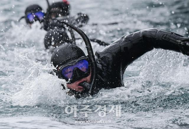 1월 18일 해군 1함대사령부 군항에서 6구조작전중대 심해잠수사UDTㆍSea Salvage  rescue Unit 장병들이 익수자 구조능력과 체력향상을 위해 약 12km 거리의 핀ㆍ마스크FinㆍMask 수영을 하고있다사진해군1함대
