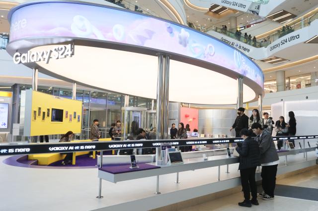 삼성전자 갤럭시S24 시리즈가 공개된 18일 서울 영등포구 타임스퀘어에 마련된 S24 체험 행사장에서 시민들이 제품을 체험하고 있다 사진연합뉴스
   