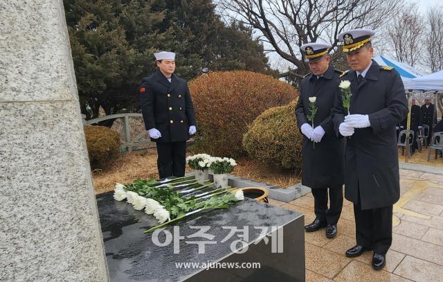 1월 19일 제57주기 당포함 피격사건을 맞아 진행한 추모행사에서 참석자들이 전사자들을 기리며 헌화를 하고있다사진해군1함대