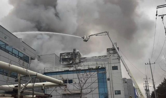 소방대원들이 21일 오전 인천시 서구 가좌동 인천일반산업단지에서 발생한 화재를 진화하고 있다 사진연합뉴스