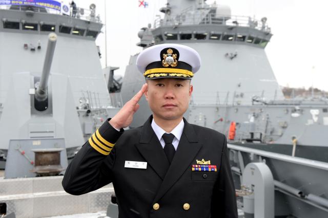 22일 해군2함대사령부에 정박 중인 천안함에서 박연수 중령이 경례를 하고 있다사진해군

