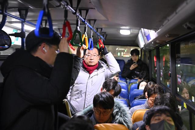 이현재 하남시장이 22일 오전 위례-잠실 노선을 운행하는 31번 버스를 긴급 점검하기 위해 직접 탑승을 하고 있다 사진하남시