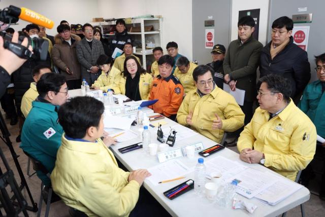 22일 오전 김동연 경기도지사가 평택 화성 대규모 수질오염 현장점검을 위해 양감수질복원센터를 방문해 현장 상황 브리핑 및 대응방안을 논의 하고 있다 사진경기도