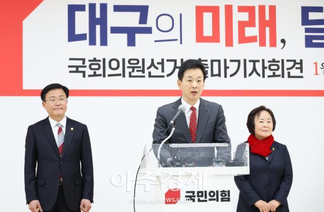 박근혜 전 대통령의 측근 유영하 변호사가 국민의힘 대구시당에서 22대 총선에서 대구 달서갑에 출마하겠다며 달서구갑지역 대구시의원을 양쪽에 두며 출마선언을 했다 사진이인수 기자