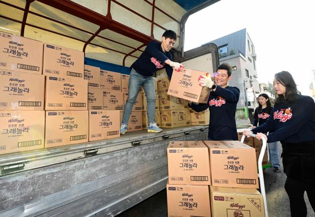 서울 강북구 미아동 주민센터에서 농심켈로그 직원들이 기부 물품을 옮기고 있다 사진농심켈로그