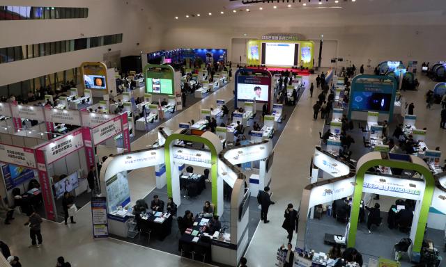 Hội chợ việc làm do Chính quyền thành phố Seoul và Ngân hàng Công nghiệp IBK Hàn Quốc chủ trì được tổ chức vào ngày 21112023 tại Dongdaemun Design Plaza DDP Jung-gu Seoul với sự tham gia của khoảng 100 công ty ẢnhYonhap News