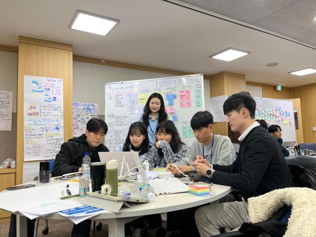 포스코 취업아카데미 교육생들이 함께 디자인씽킹 과제를 수행하는 모습 사진포항제철소