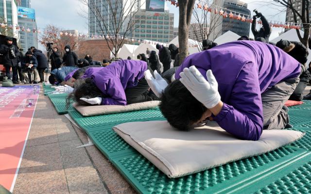 22일 오후 서울광장에 마련된  10·29 이태원참사 희생자 합동분향소에서 유가족협의회가 특별법 공포를 촉구하며 1만5900배를 하고 있다 사진연합뉴스